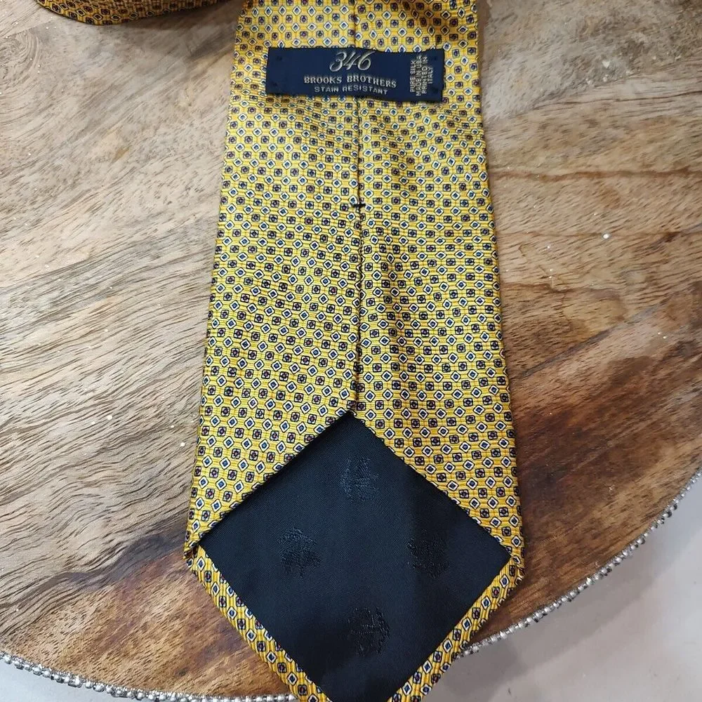 Brooks Brothers Makers Pure‎ Silk Made in USA Gold Geometric Men's Neck Tie